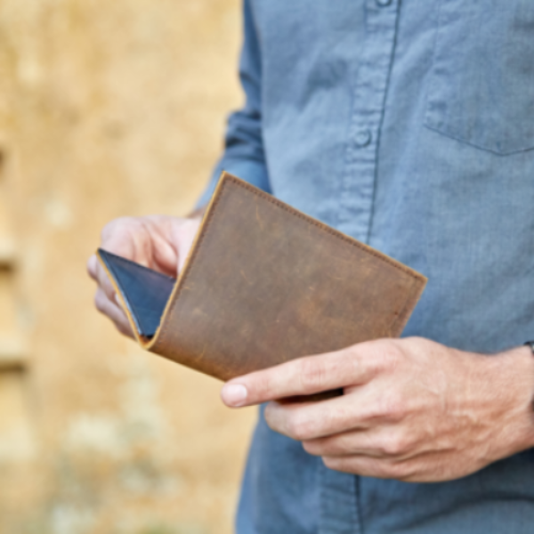 A man holding the miina viajero in the antique brown