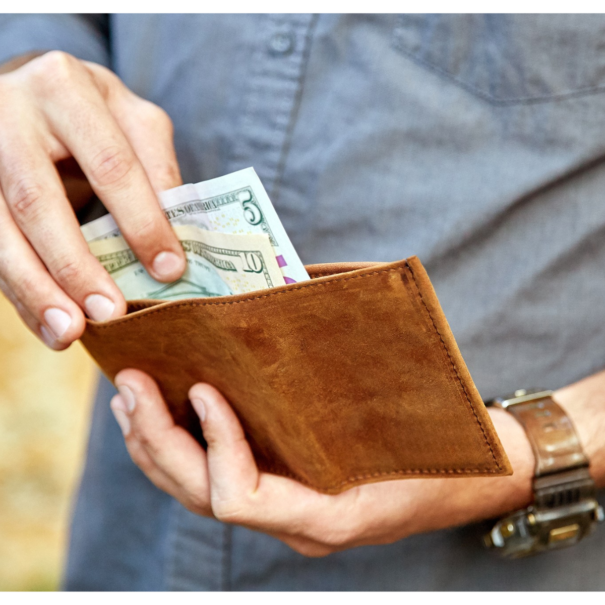Person holding a Miina Goods Nathan wallet in caramel colour 